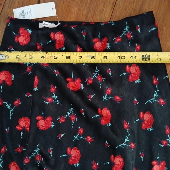 Francesca’s Mi ami Size Small Black With Red Roses  Midi Skirt NWT - Picture 4 of 6